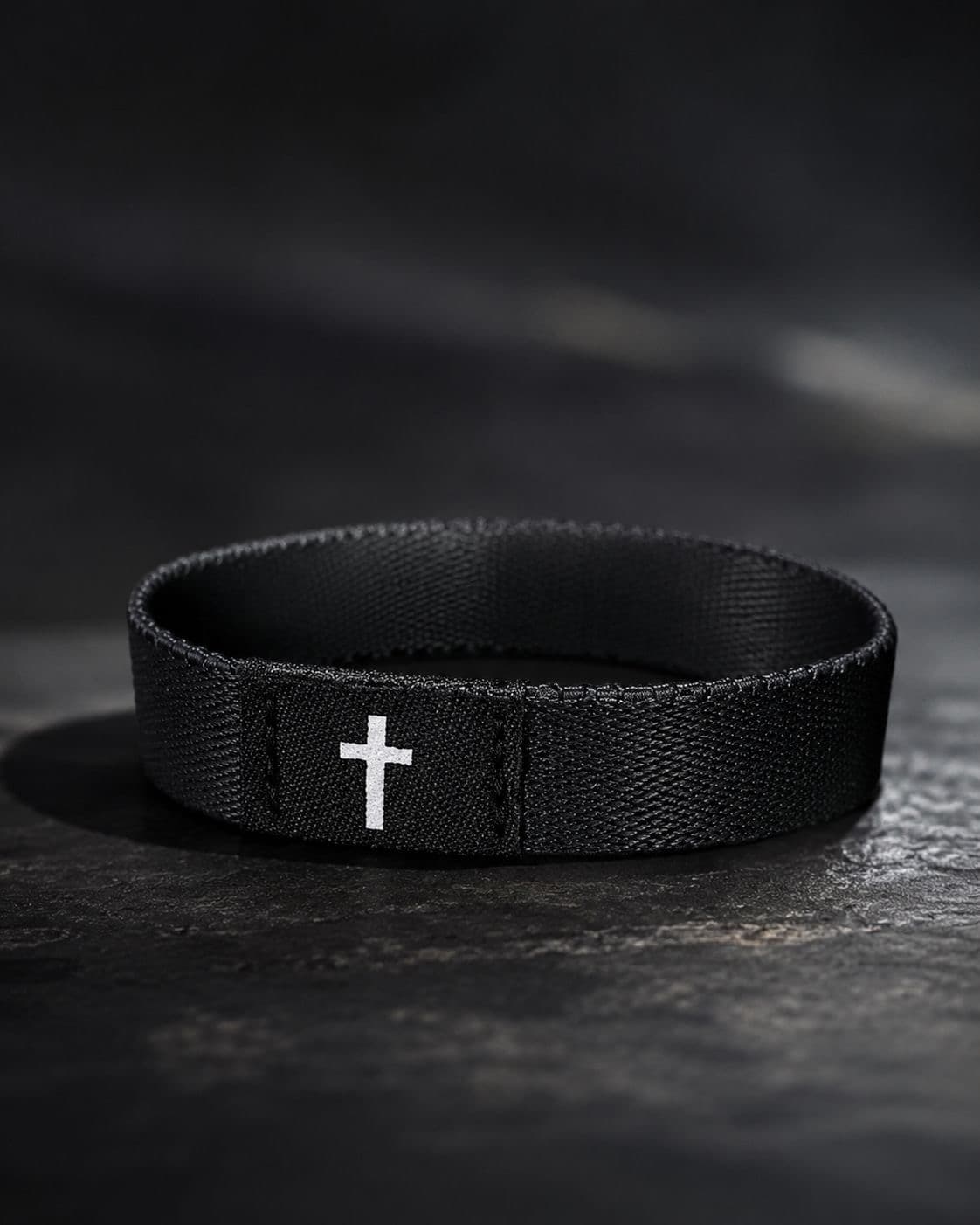 Detalle de la cruz bordada en la pulsera Grit